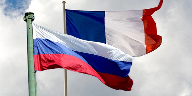 французский и российский флаги