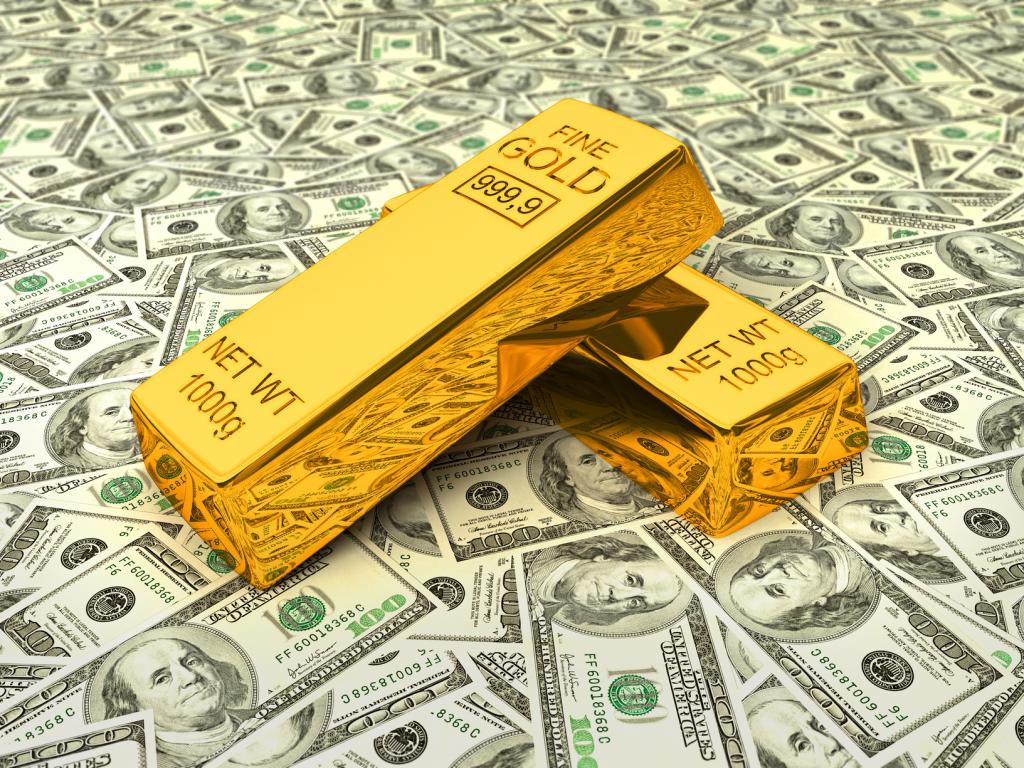 золотые слитки на долларах