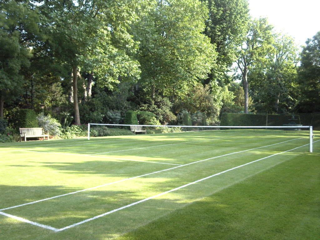 Открытый теннисный корт.