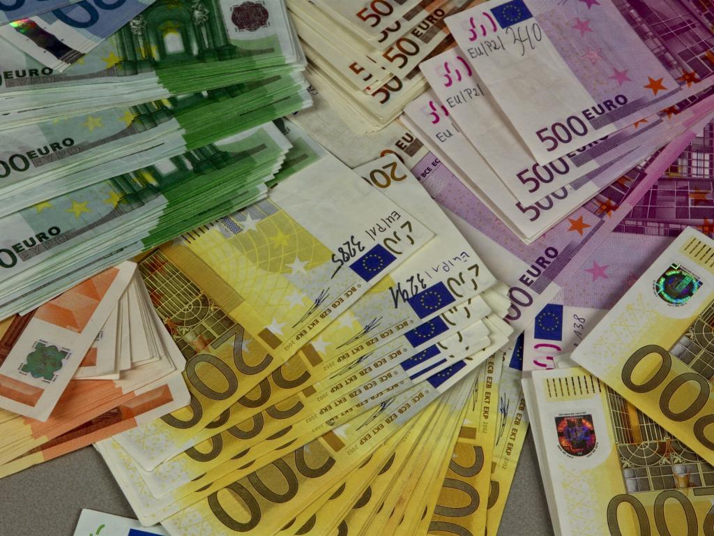 Большая куча евро.