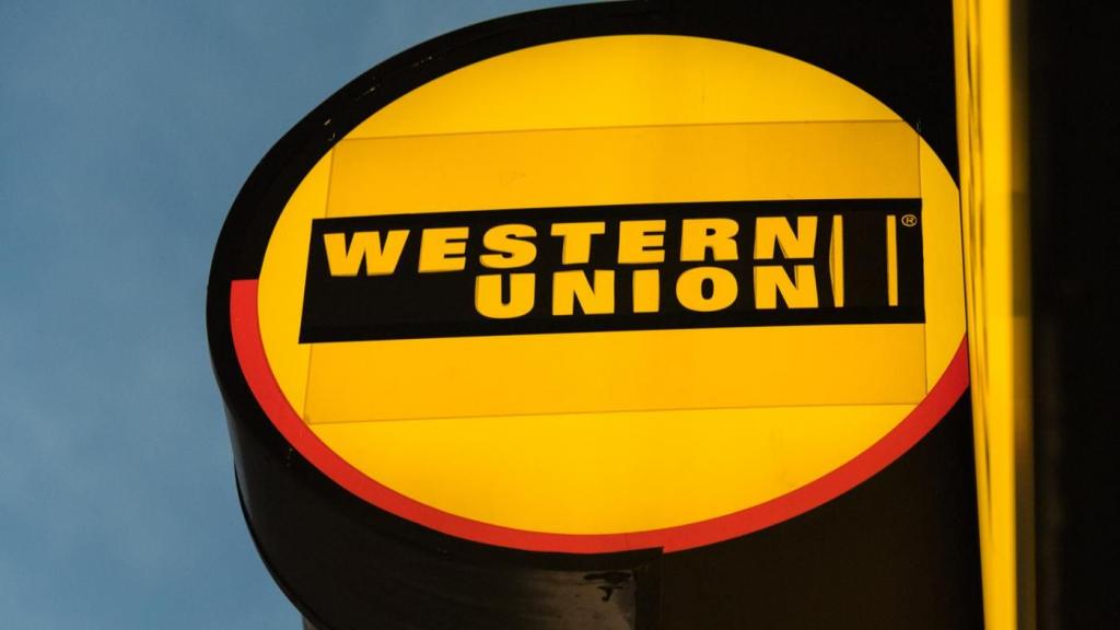 Вывеска с надписью "Western Union".